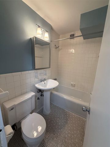 220-55 46th Avenue 8R, Bayside, NY 11361