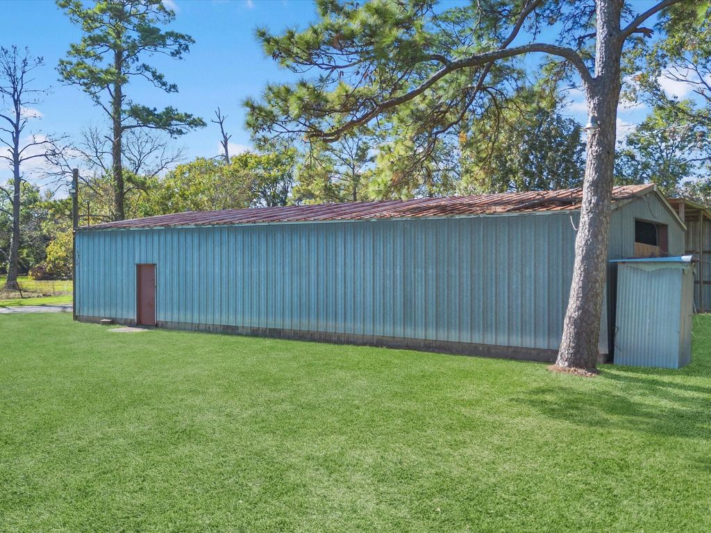 Image 16 of property listing at 17431 Fm 2100 Road, Crosby, TX 77532