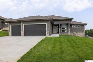 16071 Center West Hadan Drive, Bennington, NE 68007
