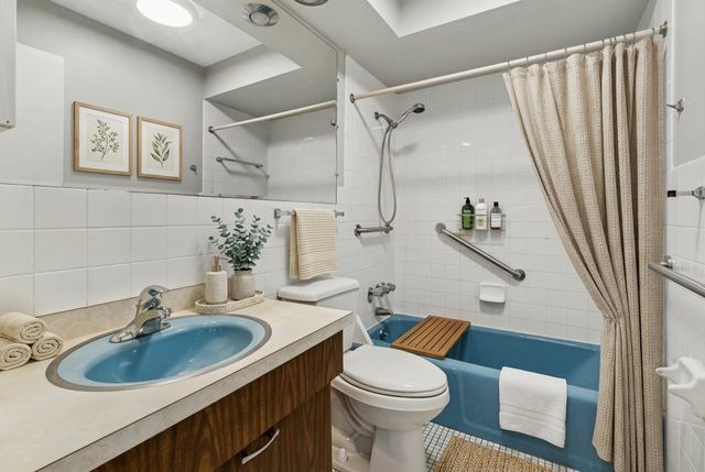 7801 Niles Center Road 102, Skokie, IL 60077