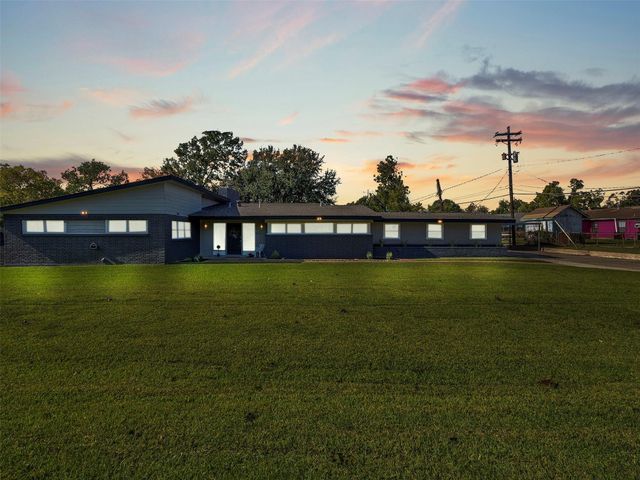 2011 Durrain Ferry Road, Baytown, TX 77520
