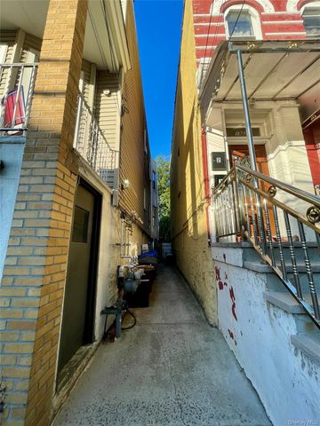 1822 Hunt Avenue, Bronx, NY 10462