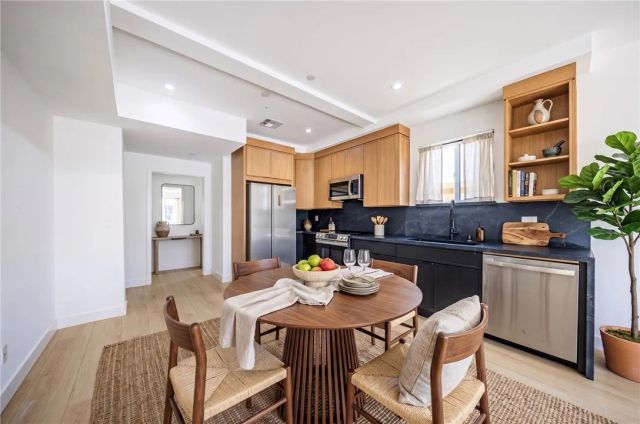 1021 Citrus Avenue 3, Los Angeles, CA 90019