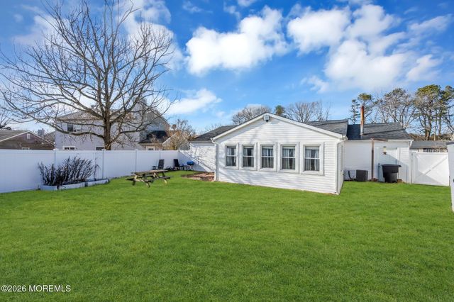 18 Mizzen Drive, Barnegat, NJ 08005