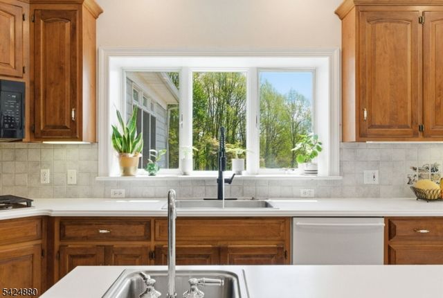 19 Allerton Rd, Clinton Twp., NJ 08833