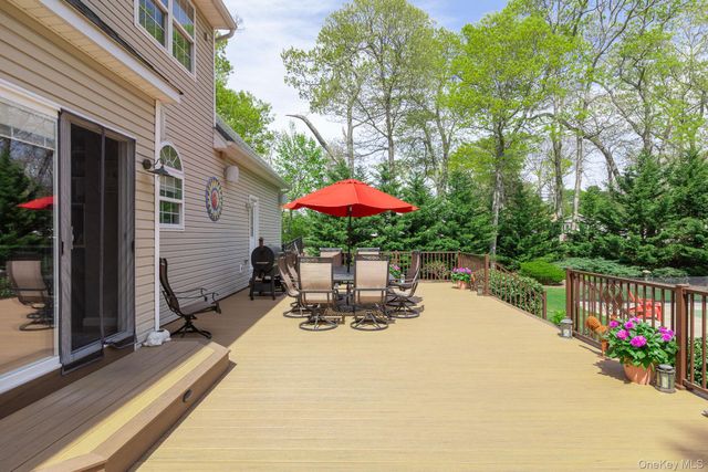 2 Crystal Court, Smithtown, NY 11787