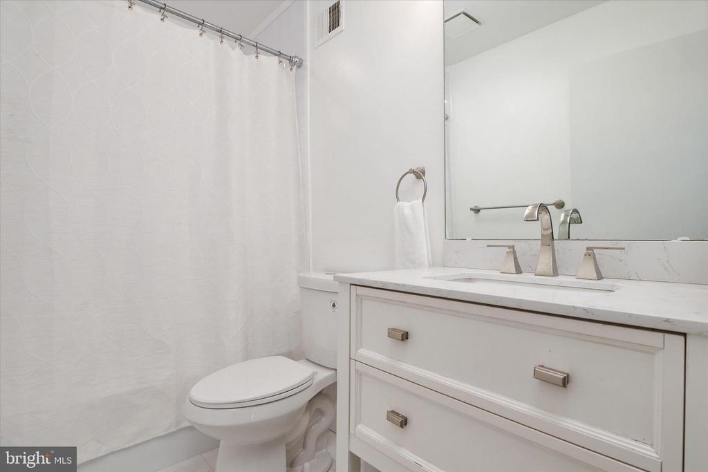Image 21 of property listing at 1921 EVERGLADE CT, Crofton, MD 21114
