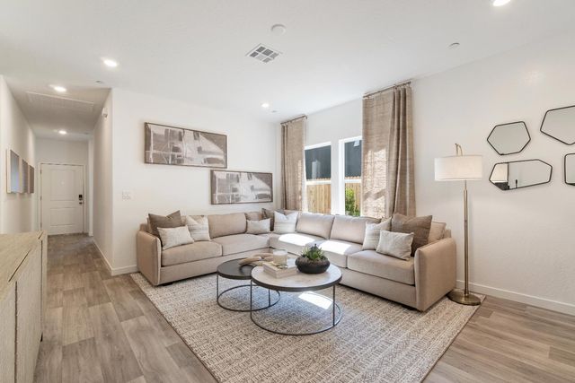 996 Deerhorn Drive W, Madera, CA 93636