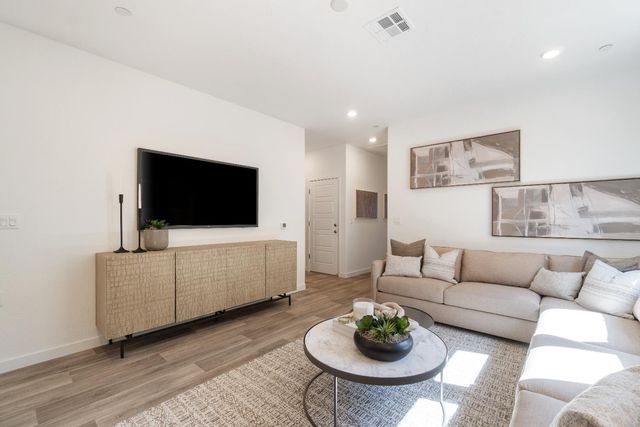 996 Deerhorn Drive W, Madera, CA 93636