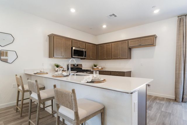 996 Deerhorn Drive W, Madera, CA 93636