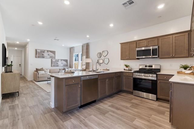 996 Deerhorn Drive W, Madera, CA 93636