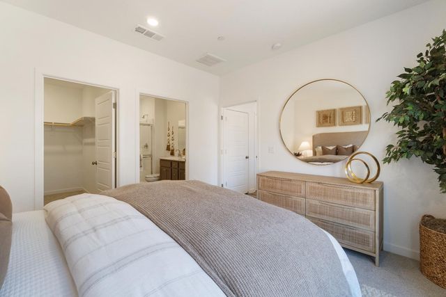 996 Deerhorn Drive W, Madera, CA 93636