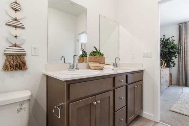 996 Deerhorn Drive W, Madera, CA 93636