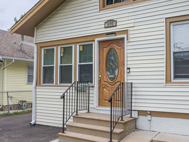 814 5th Avenue, Aurora, IL 60505