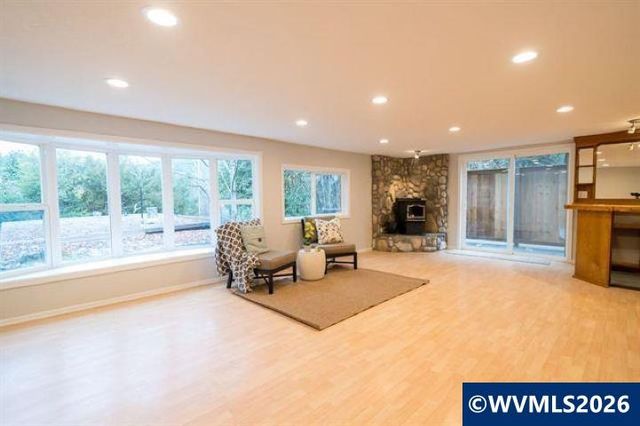 483 SE Hazel St, Mill City, OR 97360