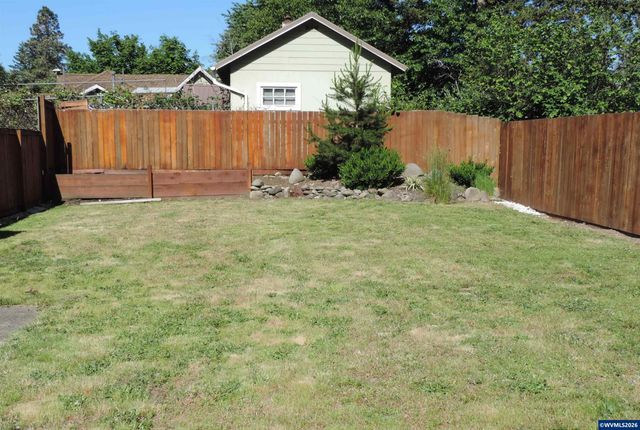 483 SE Hazel St, Mill City, OR 97360