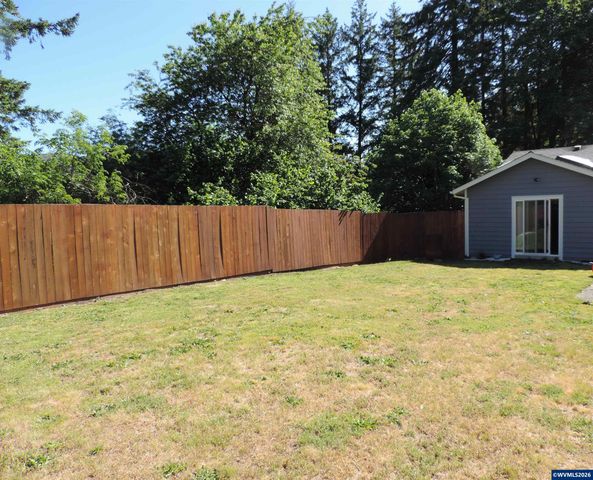 483 SE Hazel St, Mill City, OR 97360