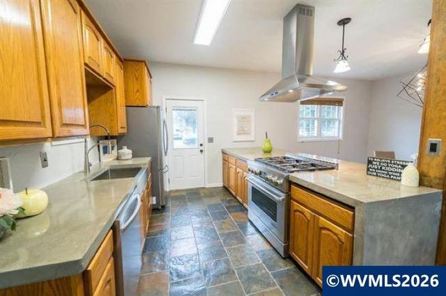 483 SE Hazel St, Mill City, OR 97360