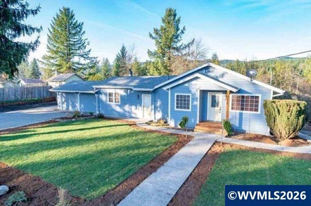 483 SE Hazel St, Mill City, OR 97360