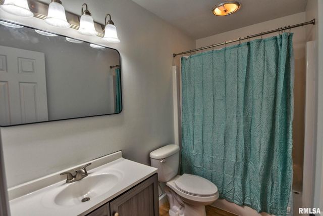 812 S Elevator Street, Taylorville, IL 62568