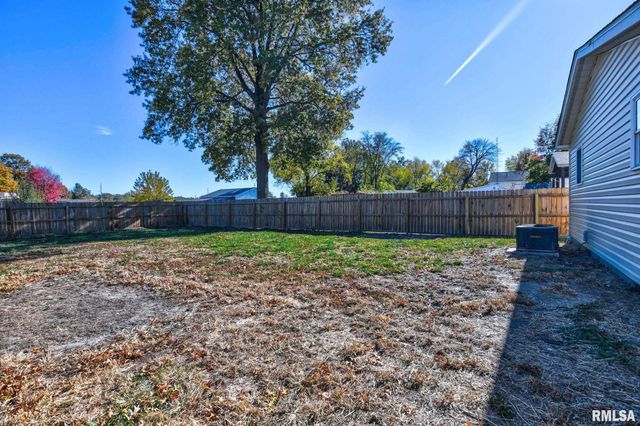 812 S Elevator Street, Taylorville, IL 62568