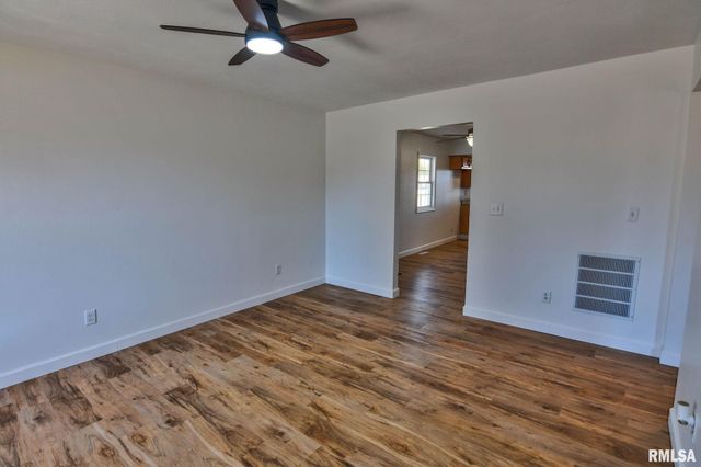 812 S Elevator Street, Taylorville, IL 62568