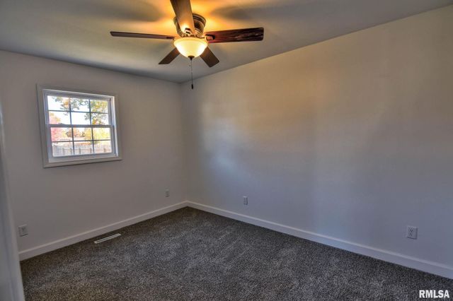 812 S Elevator Street, Taylorville, IL 62568