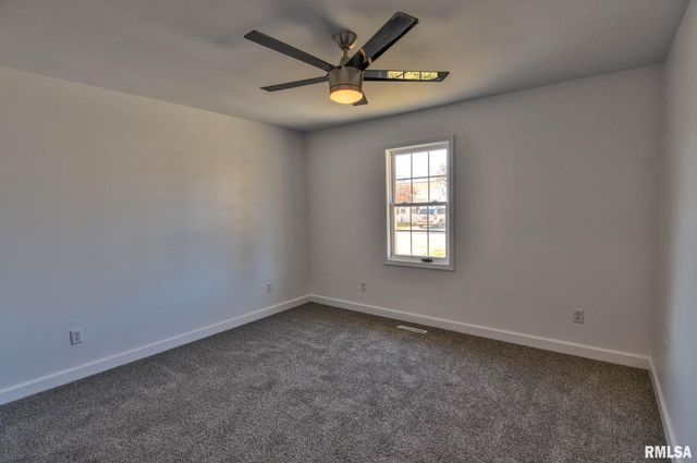 812 S Elevator Street, Taylorville, IL 62568