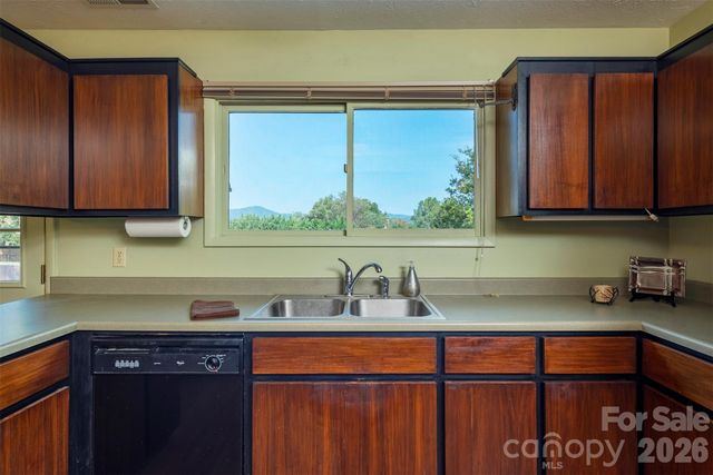 127 College Circle, Swannanoa, NC 28778