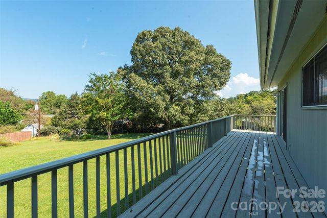 127 College Circle, Swannanoa, NC 28778