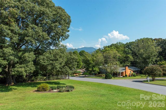 127 College Circle, Swannanoa, NC 28778
