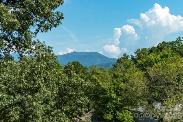 127 College Circle, Swannanoa, NC 28778