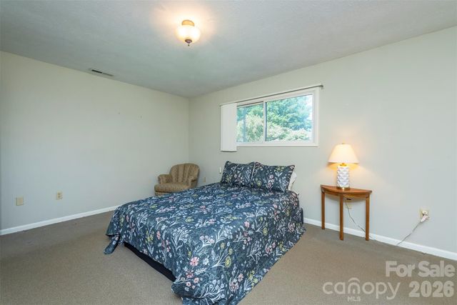 127 College Circle, Swannanoa, NC 28778