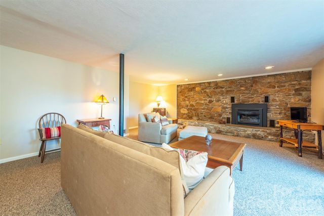 127 College Circle, Swannanoa, NC 28778