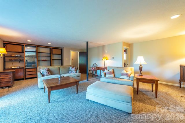 127 College Circle, Swannanoa, NC 28778