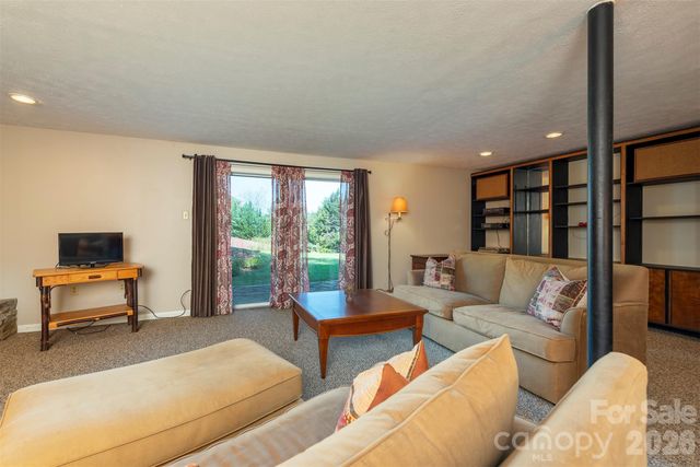 127 College Circle, Swannanoa, NC 28778