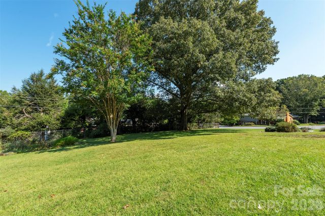 127 College Circle, Swannanoa, NC 28778