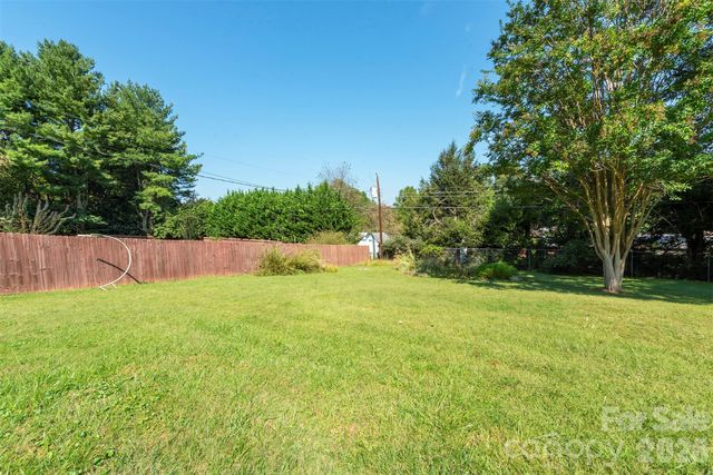 127 College Circle, Swannanoa, NC 28778