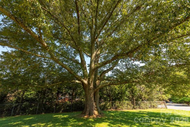 127 College Circle, Swannanoa, NC 28778