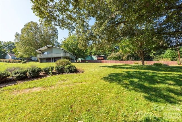 127 College Circle, Swannanoa, NC 28778