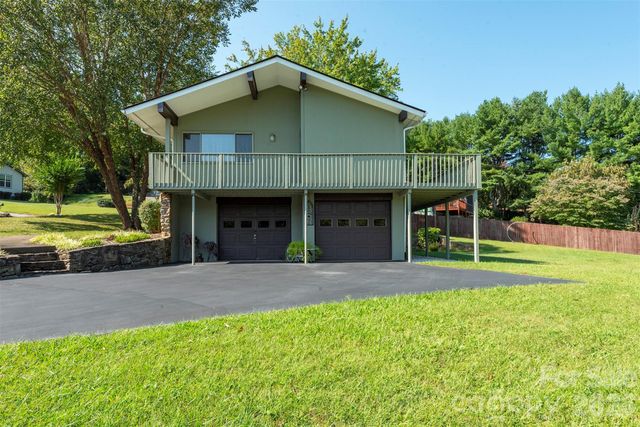 127 College Circle, Swannanoa, NC 28778