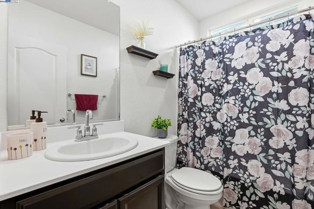 6623 Kittinger Ln, Tracy, CA 95377