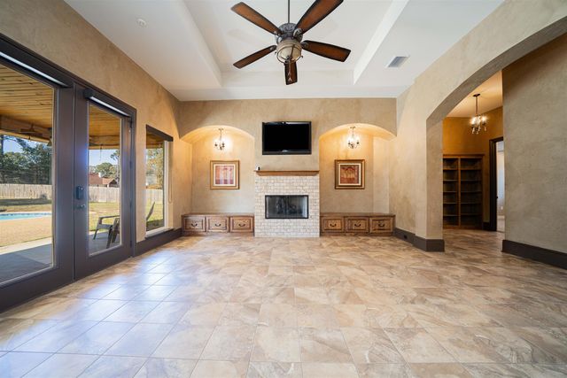 170 Kayla Ln, Longview, TX 75602