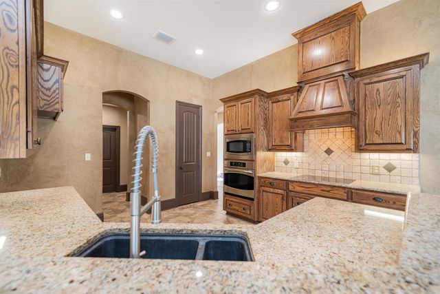 170 Kayla Ln, Longview, TX 75602