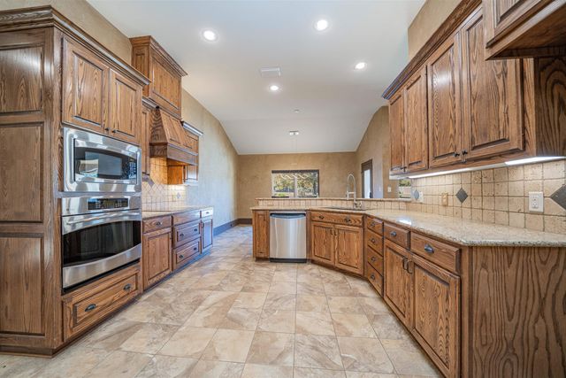 170 Kayla Ln, Longview, TX 75602