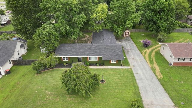 105 E Meadowbrook Avenue, Clever, MO 65631