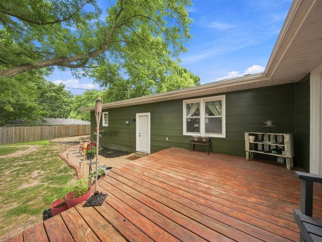 105 E Meadowbrook Avenue, Clever, MO 65631