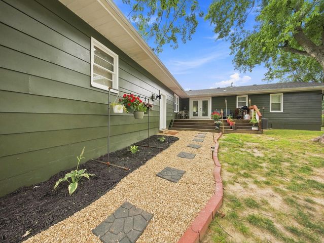 105 E Meadowbrook Avenue, Clever, MO 65631