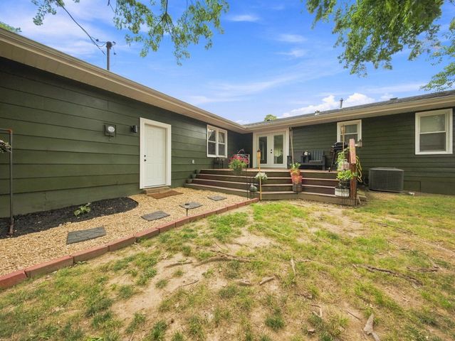 105 E Meadowbrook Avenue, Clever, MO 65631