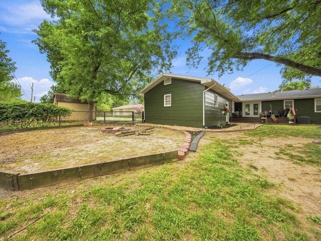 105 E Meadowbrook Avenue, Clever, MO 65631